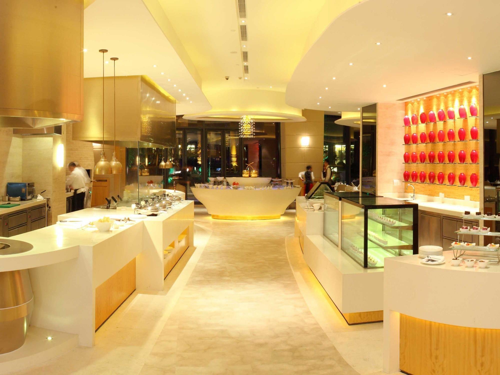 Khách sạn Hilton Center -steps From Iconic Landmarks Wukang Mansion And Jing'an Temple 5*